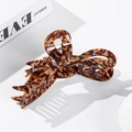 Große Haarklammer mit Schildpatt-Muster und geometrischem Design auf weißem Grund - Kaffee Gefleckt