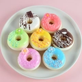 Set aus 7 bunten PU Slow Rising Donuts mit künstlicher Sahne und Dekorationen - Kühlschrankmagnet-Stil / 7er-Set (Perlen-Donuts)