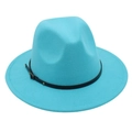 Nahaufnahme eines türkisfarbenen Filzhutes mit elegantem schwarzen Lederband - Seeblau