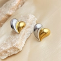 Boucles d'oreilles cœur bicolores en or et argent polis sur un support en pierre - Puces d'Oreilles Cœur Bicolores