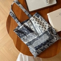 Minimalistische linnen draagtas met zwart-wit paisley patroon op houten bureau - Marineblauw Beige Geometrisch Paisley