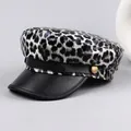 Berretto newsboy leopardato con visiera in ecopelle nera e fibbia dorata - M (56-58cm) / Leopardo Nero e Bianco (Visiera Liscia)