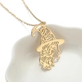 Collar de acero inoxidable dorado con colgante de bruja y diseño de sombrero calado - Dorado