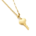 Collar minimalista de acero inoxidable dorado con un colgante de llave de corazón - Color Dorado (KN118864-Z)