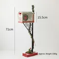 Buzón de Navidad de metal de 71cm con agujas de pino y el texto de Santa Mail - Estilo de Buzón con Matasellos Blanco