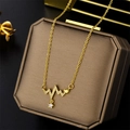 Collar dorado de latido con colgante de corazón de circón sobre estuche de cuero - Estilo Electrocardiograma con Strass