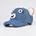 Detalle de la gorra de béisbol de felpa azul con orejas de perrito y bordado facial - Ajustable / Azul