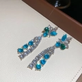 Detalle de pendientes florales plateados con cristales azules y verdes en estuche de lujo - Plata-Azul (Pin de plata para pendientes)