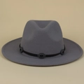 Detail eines grauen Fedora-Hutes mit schwarzem Band und silbernen Vintage-Metallschnallen - M (56-58cm) / Schwarzes Seil Grau