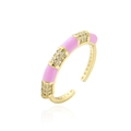 Makro-Detailansicht des 18K vergoldeten Rings mit rosa Emaille und Zirkonia-Besatz - Einstellbar Offen / Rosa Stil (12378)