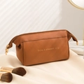 Beauty case marrone in pelle PU con scritte dorate Enjoy a pleasant trip - Marrone