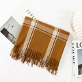 Écharpe à carreaux marron et beige aspect cachemire avec franges sur fond blanc - Café Foncé