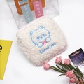 Dettaglio della pochette in peluche bianca per assorbenti con ricamo gatto blu e zip - 14*14cm / Bianco (Gatto)