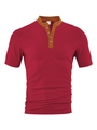 Gros plan sur la maille gaufrée et le col Henley à quatre boutons du polo rouge pour homme - S / Bordeaux