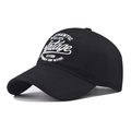 Cappellino vintage in cotone nero con ricamo 3D bianco e vista con angolazione a 45 gradi - Nero Retrò
