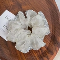 Dettaglio di scrunchie in organza crema con perle incastonate e strass argentati - Scrunchie con Strass / Champagne