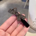 Eleganter Haarclip aus schwarzem Samt mit rauchigen Strasssteinen und Krokodilklemme - Grauer Strass-Schleifen-Haarclip (6.5cm)