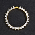 Nahaufnahme eines goldenen Tennisarmbands mit herzförmigen Zirkonia auf schwarzem Grund - 8 Zoll (20cm) / Gold Armband (Weißer Zirkon)