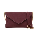 Elegante bolso sobre rojo vino mate con solapa en V y correa de cadena dorada - Marrón