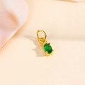 Gros plan détaillé d'un pendentif ananas plaqué or 18k avec un zircon vert étincelant - Zircon Vert