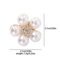 Elegante spilla a fiore di perle dorate con petali bianchi e centro di cristallo - Fiore di Perla