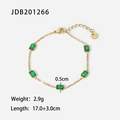 Détail d'un bracelet en acier doré 18 carats avec cinq pierres vertes de coupe émeraude - Bracelet avec Cinq Zirconias Verts Rectangulaires (JDB201266)