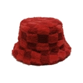 Vue détaillée du chapeau bob rouge à damier en peluche avec texture douce en fausse fourrure - M(56-58cm) / Rouge