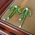 Detail van kristallen strik oorbellen met groene kralen en kwastjes op vintage doos - S925 Zilveren Naald Stijl / Groen