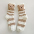 Gestreepte beige-witte koraalvlies sokken met schattige bruine pluchen berendetails - Eén maat / Volledig Brede Strepen - Witte Manchet - Middelgrote Beer