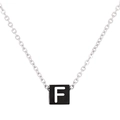 Pendentif cube noir avec lettre F blanche sur une chaîne en acier titane argenté - Lettre F (KN238009-Z)