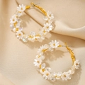 Elegante 18K Gold-Creolen mit weißen Gänseblümchen und funkelnden Kristallperlen - Blumen-Creolen