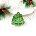 Détail de la pince à cheveux sapin de Noël avec finition pailletée et pois colorés - Sapin de Noël Pailleté