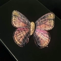 Exquisite Schmetterlingsbrosche mit lila-rosa Stickerei auf schwarzer Lederbox - Bunt
