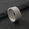 Minimalistischer 10mm breiter Maschenring aus Edelstahl mit silberner Webstruktur - US 6 / Stahlfarbe