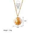 Détail du pendentif tortue dorée avec incrustation de nacre et chaîne ajustable - Tortue de mer