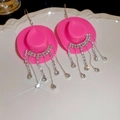 Détail des boucles d'oreilles chapeau de cow-boy rose avec franges en strass brillants - Style Crochet / Rose