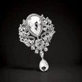 Elegante broche de cristal plateado con colgante en forma de pera y pedrería de lujo - Blanco