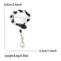Spilla a serpente in smalto con perla bianca e goccia di cristallo in bianco e nero - Nero & Bianco