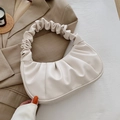 Elegante bolso nube plisado blanco roto con blazer en tonos tierra para estilo urbano - Blanco Roto