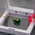Gouden ketting met groene hartvormige jade hanger gepresenteerd in een wit juwelendoosje - Groen Hart