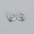 Orecchini a cerchio in argento con perle di zircone verde smeraldo in design moderno - Argento 925 / Platino (Zirconia Verde)