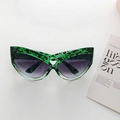 Occhiali da sole cat-eye oversize verde marmo con lenti viola sfumate e cuore traforato - Floreale Verde