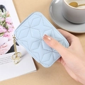 Mini pochette à rouge à lèvres matelassée bleu clair avec chaîne et porte-clés dorés - Bleu