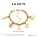 Dettaglio dei ciondoli a cuore e chiave in acciaio inossidabile dorato su un bracciale - Stile Chiave Lucchetto Cuore Orso (KB205161-SXSJ)