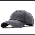 Détails macro d'une casquette de baseball en jean gris foncé avec trous usés vintage - 56-60cm / Noir