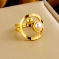Minimalistischer goldener offener Ring mit Perle und Kugel auf beiger Texturoberfläche - Offener Perlenring (R495)