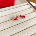 Gros plan de boucles d'oreilles chiots en émail rouge dans un écrin beige - Stud boucles d'oreilles / Or rose Rouge