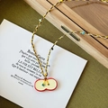Détail d'un pendentif en forme de pomme rouge avec cordon de collier tressé coloré - Collier en Cordon de Cire Pomme Coupée