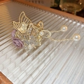 Détails de la pince à cheveux papillon dorée avec glands en strass et fleurs mauves - Pince à Cheveux Dorée