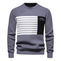 Détail du pull en maille grise avec bande blanche et écusson logo noir sur la poitrine - S / Gris fumé